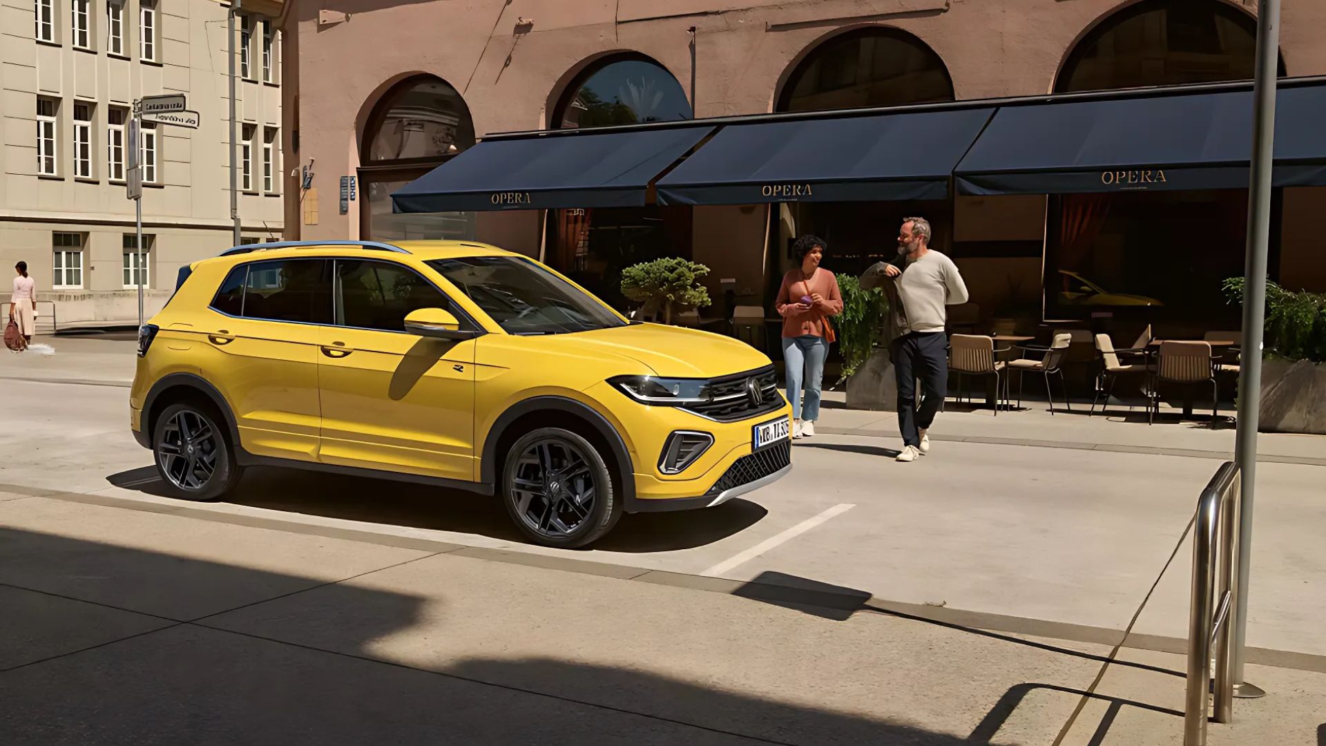 gul t-cross tsi 116 dsg parkerad utanför italienskt cafe